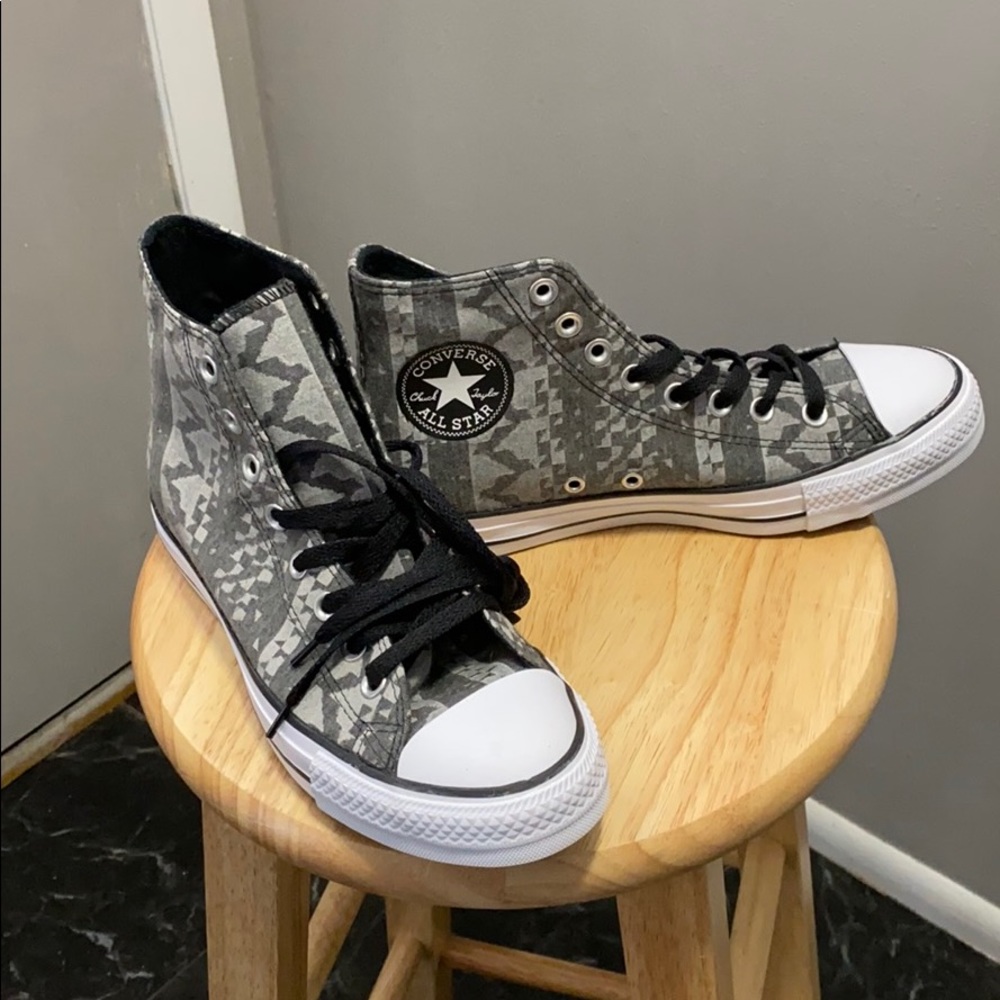 Men or Women Converse Size 7 Women & Size 9 Men